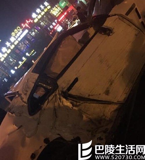 上海发生GTR等豪车车祸 事发时正网络直播开车