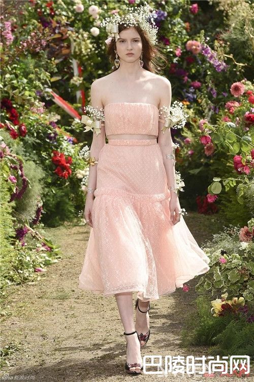 Rodarte Rodarte 2018春夏度假系列简介 Zuhair Murad2018早春度假系列品牌简介Giambattista Valli2018早春度假系列品简介Brock Collection2018早春度假系列品牌简介Carolina Herrera2018春夏度假系列简介2018早春度假系列品牌裙子都有哪些