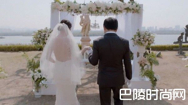 《油腻的Melo》郑丽媛婚纱超美 油腻的浪漫好看吗？