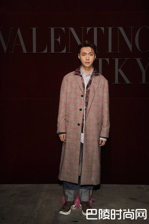 宋仲基飞东京赏VALENTINO早秋秀 呆萌Q毛战赢杨幂铅笔腿