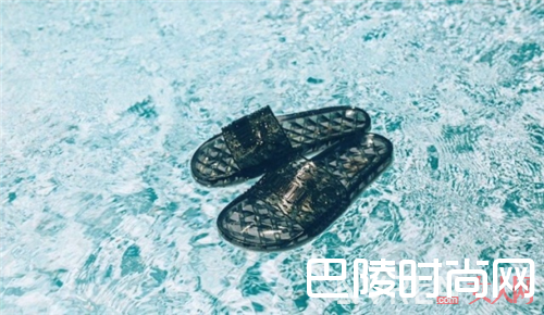 毛毛拖介绍 尖头穆勒拖鞋NIKE粉色女神拖Puma x Fenty 水晶拖鞋ADILETTE三叶草运动拖鞋蝴蝶结x 少女心Fenty Puma x Rihanna蝴蝶结拖鞋Zara蝴蝶结穆勒拖鞋