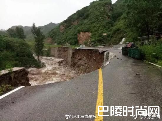 北京大雨马路变河流 北京男困垃圾桶上车被淹