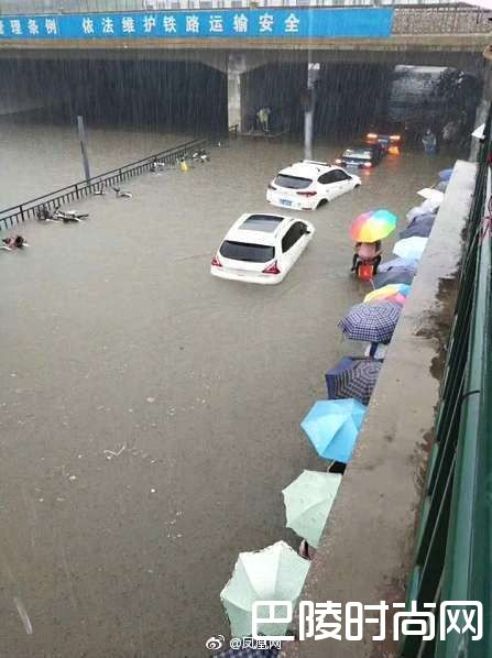 北京大雨马路变河流 北京男困垃圾桶上车被淹