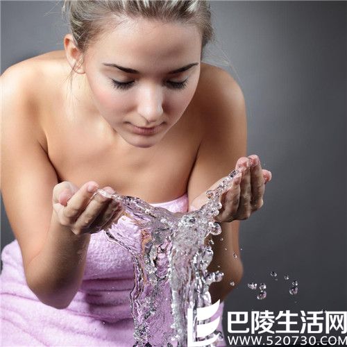 秋冬如何保湿护肤 秋冬适合用什么化妆水秋冬适合什么乳液秋冬用哪种洗面奶好秋冬用什么面霜好