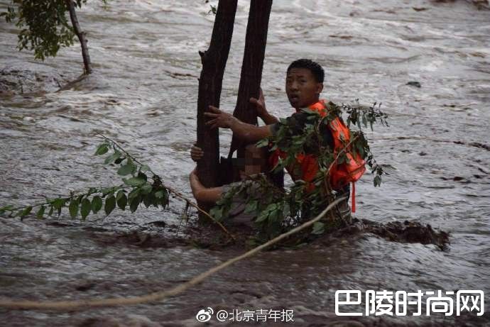 北京大雨马路变河流 北京男困垃圾桶上车被淹