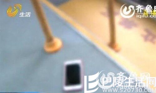 男子公交车上故意丢苹果手机 只为测人心