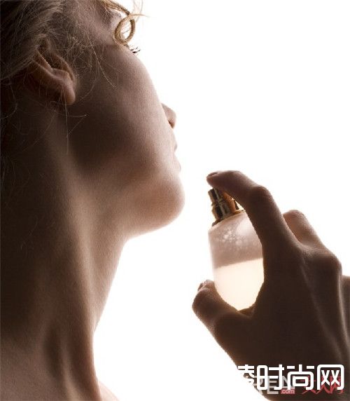 职场女性用香水需要注意什么 初入职场的女生选香策略是什么水生调香水适合夏天使用吗宝格丽 晶莹纯香（白晶）香水简介安霓可古特尔 哈德良之水 简介爱马仕 橘采星光香水适合哪种形象的职场女性普拉达 鸢尾花女士香水适合职场女性吗女性在职场中使用祖马龙 橙花给人什么感觉香奈儿 5号之水适合哪些职场女性