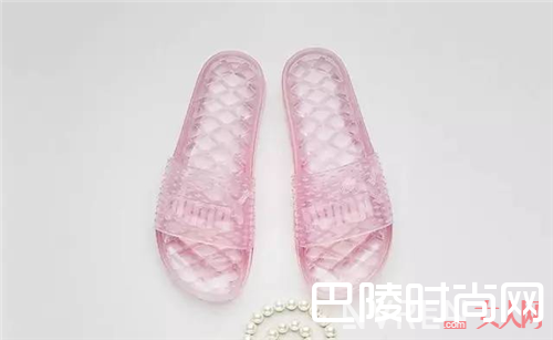 毛毛拖介绍 尖头穆勒拖鞋NIKE粉色女神拖Puma x Fenty 水晶拖鞋ADILETTE三叶草运动拖鞋蝴蝶结x 少女心Fenty Puma x Rihanna蝴蝶结拖鞋Zara蝴蝶结穆勒拖鞋