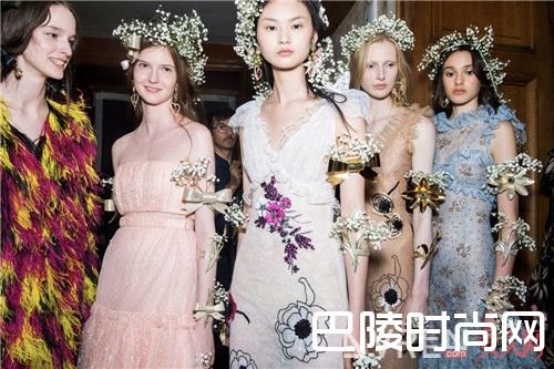 Rodarte Rodarte 2018春夏度假系列简介 Zuhair Murad2018早春度假系列品牌简介Giambattista Valli2018早春度假系列品简介Brock Collection2018早春度假系列品牌简介Carolina Herrera2018春夏度假系列简介2018早春度假系列品牌裙子都有哪些