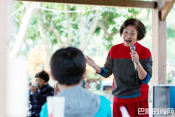 鲍起静当网红奶奶爱直播 香港影后鲍起静介绍