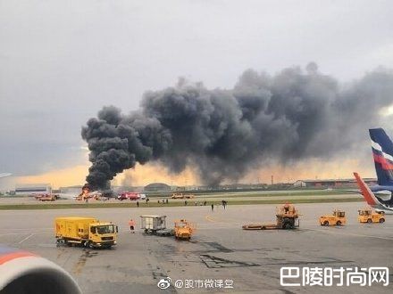 俄航空姐踢开舱门让乘客逃生怎么回事 俄航事故中的最美空姐