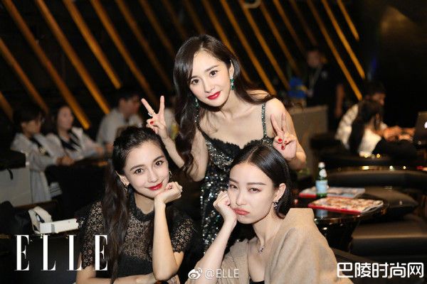 杨幂破例自拍露正脸 同框Angelababy倪妮独自趴C位