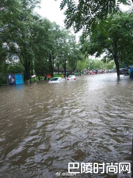 北京大雨马路变河流 北京男困垃圾桶上车被淹