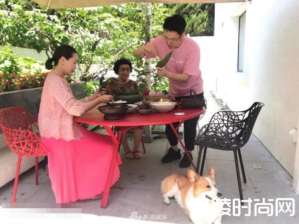 林依轮与妻子结婚23周年 端午为妻包粽子