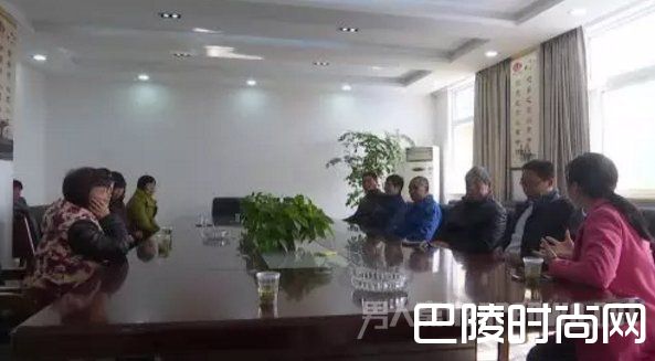 82岁老母亲被小儿子关在门外不让进门 在门口地上睡3天