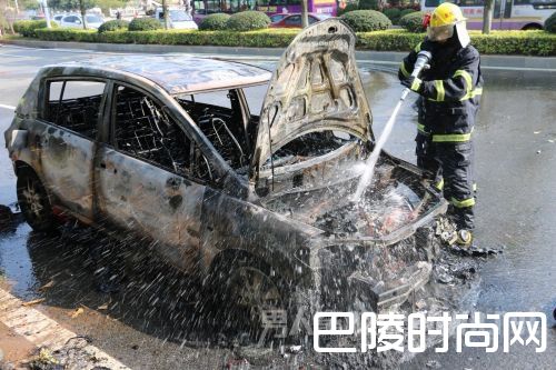 惊险一刻!小车加满油行驶却变“火车” 整辆车被火吞