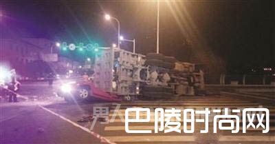 惨剧！常州一渣土车侧翻瞬间压扁轿车 致2人当场死亡