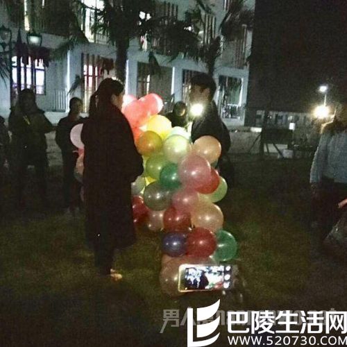 这也行?!大学生告白女神失败 却被围观女孩看上