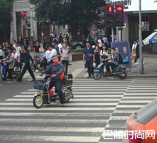 闯红灯人脸识别技术曝光！ 你还敢闯红灯吗？