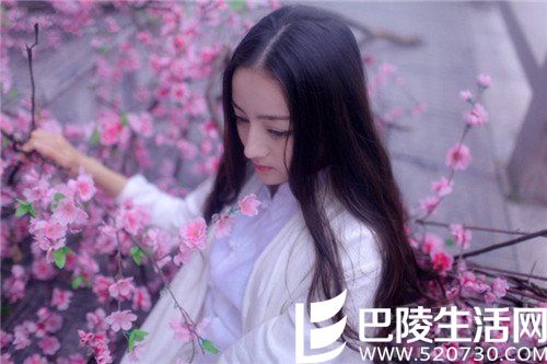 迪丽热巴素颜照曝光 盘点90后女星妆前妆后对比照