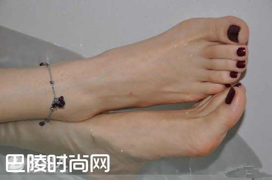 男人帮女人洗脚 好男人的标准是什么|男人帮女人洗内衣好不好 陪女人下厨是好男人吗