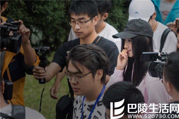 国民闺女关晓彤大学报到啦 关父：大学四年禁止谈恋爱