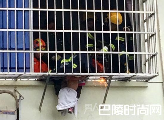 危险！两脚踩空两岁女童被卡防盗网 下半身悬在4楼