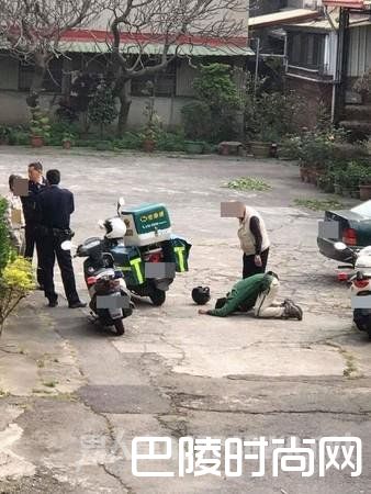 台湾快递小哥因迟到两小时 被逼下跪道歉羞辱10分钟