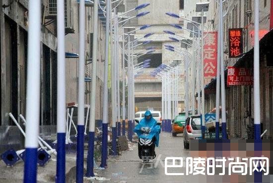 史上最密集的路灯 陕西一道路44根路灯仅2.2米