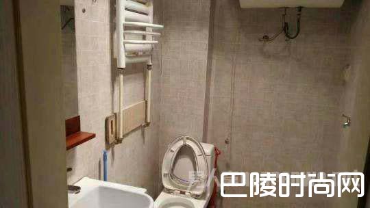 男子入住新房郁闷不已 头上马桶声“十面埋伏”