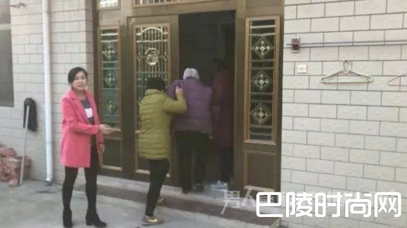 82岁老母亲被小儿子关在门外不让进门 在门口地上睡3天