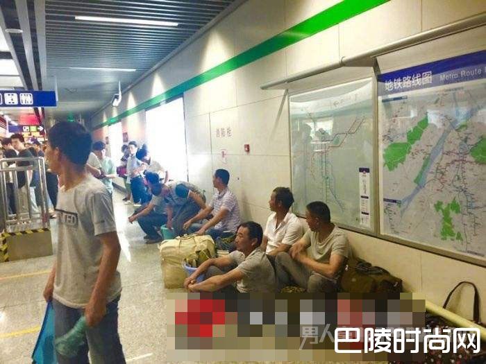 他们在地铁站蹲等2小时 全社会都应正视农民工