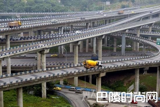 又一重庆建筑火了 马路修在了屋顶上