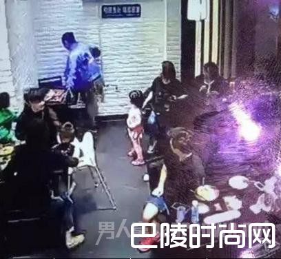 女童饭店叫喊被踹引众怒 邻桌女大学生上来就是一脚