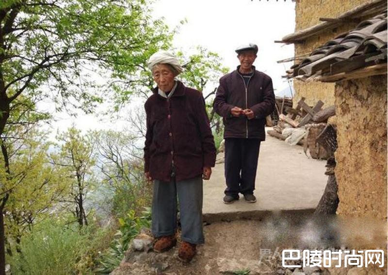 真“活死人墓”？八旬老夫妇将坟墓建家中30年