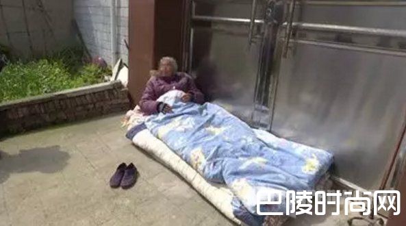 82岁老母亲被小儿子关在门外不让进门 在门口地上睡3天