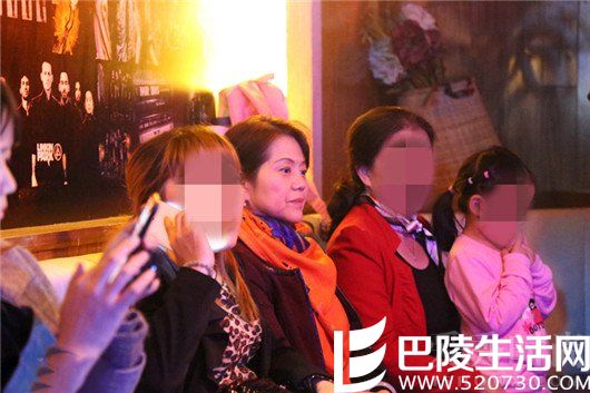 张靓颖冯轲和母亲同台笑容满面 双方和解婚礼如期举行