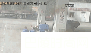 男子加油站点燃摩托车跳火堆 加油站员工4分钟灭火救人