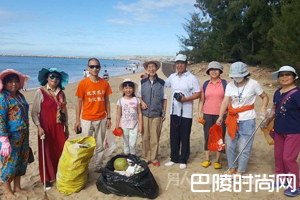 路上遇见“怪老头” 身家上亿开豪车捡垃圾