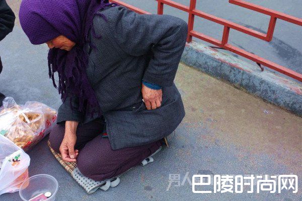 职业行乞人只收钱 女子好心赠麻花被弃垃圾桶