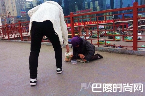 职业行乞人只收钱 女子好心赠麻花被弃垃圾桶