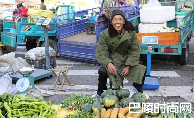 黑龙江三伏天裹棉袄出行 竟然能在大夏天被冻成狗