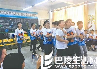 美交换生遇中式教育:课多起床早课上睡觉 不能交女友