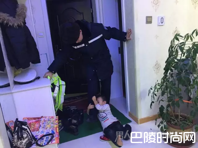 新疆警察感动网友 有一种警察叫做新疆警察！