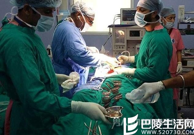 印度男子两个月生吞40枚刀片 原因让人大吃一惊！