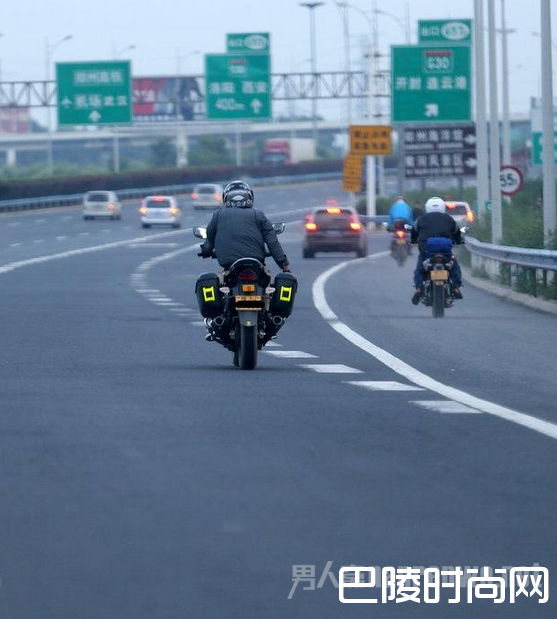 19岁男孩高速路骑摩托狂飙出人命 与货车相撞当场死亡