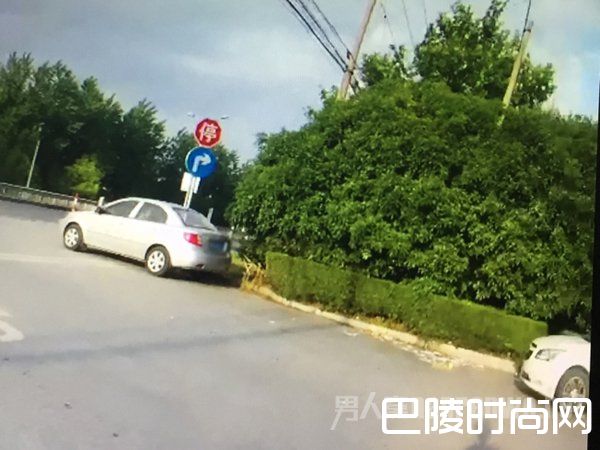 男子加油站点燃摩托车跳火堆 加油站员工4分钟灭火救人