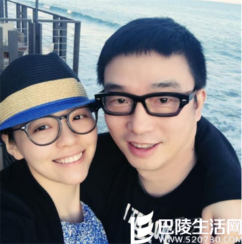 冯轲张妈合影表情略显不自在 为了女儿放下心里的不愿