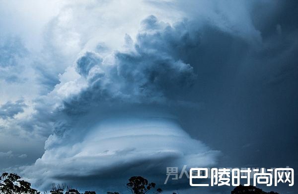 摄影师拍积雨云酷似UFO 网友：怕是帝君要下凡历劫了