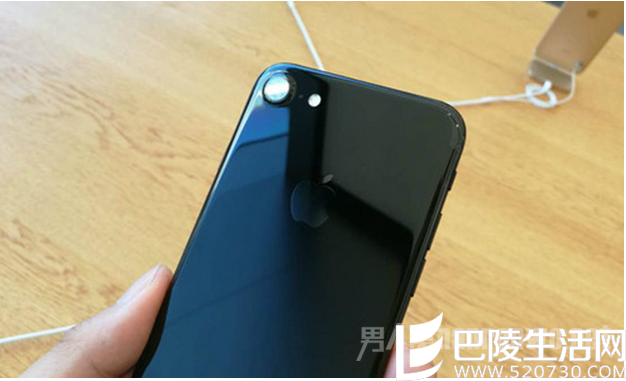 女子苹果官网新购iPhone7 相册惊现82张女人自拍